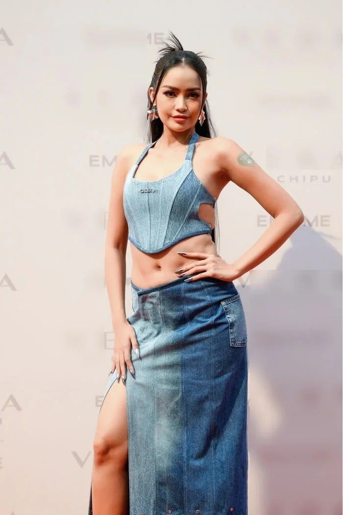 Hoa hậu Ngọc Châu hóa thiên nga, nhan sắc kiều diễm hết nấc - Ảnh 1