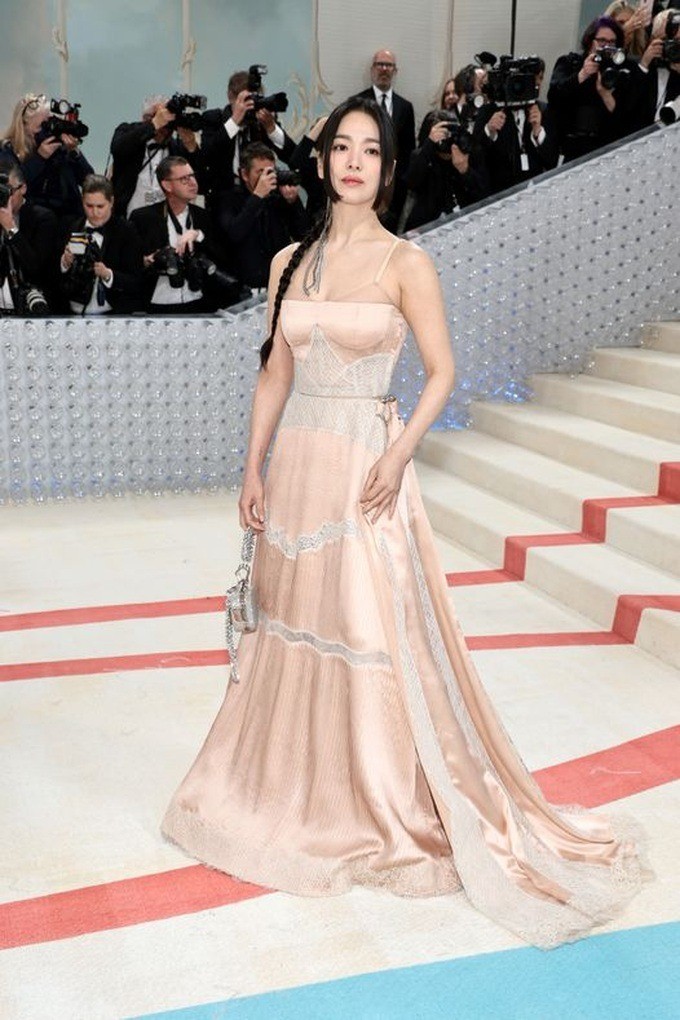 Song Hye Kyo nổi bật trên thảm đỏ Met Gala 2023. Ảnh: Internet Song Hye Kyo nổi bật trên thảm đỏ Met Gala 2023. Ảnh: Internet