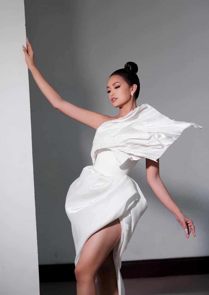 Hoa hậu Ngọc Châu hóa thiên nga, nhan sắc kiều diễm hết nấc - Ảnh 4