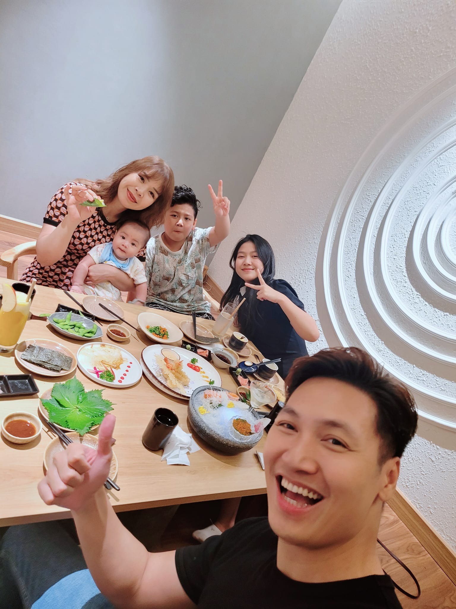 Gia đình hạnh phúc của Mạnh Trường. Ảnh: FBNV Gia đình hạnh phúc của Mạnh Trường. Ảnh: FBNV