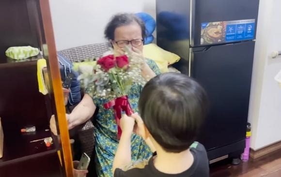 Mẹ ruột Đàm Vĩnh Hưng bật khóc khi nhận được sự bất ngờ từ phía ba con nam ca sĩ. Ảnh: Internet Mẹ ruột Đàm Vĩnh Hưng bật khóc khi nhận được sự bất ngờ từ phía ba con nam ca sĩ. Ảnh: Internet