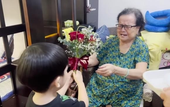 Đàm Vĩnh Hưng tiết lộ khoảnh khắc khiến mẹ ruột bật khóc - Ảnh 2 Đàm Vĩnh Hưng tiết lộ khoảnh khắc khiến mẹ ruột bật khóc - Ảnh 2