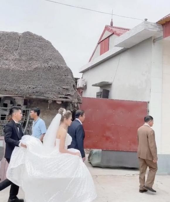 Xôn xao clip cô dâu chú rể làm lễ gia tiên trong căn nhà tranh vách đất, hình ảnh sau đó khiến CDM ngớ người - Ảnh 2 Xôn xao clip cô dâu chú rể làm lễ gia tiên trong căn nhà tranh vách đất, hình ảnh sau đó khiến CDM ngớ người - Ảnh 2