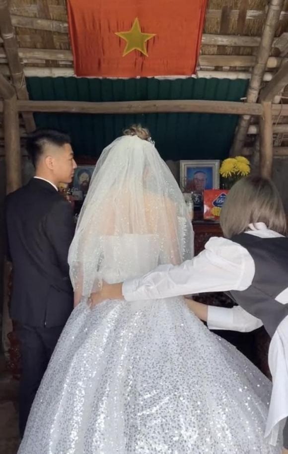Xôn xao clip cô dâu chú rể làm lễ gia tiên trong căn nhà tranh vách đất, hình ảnh sau đó khiến CDM ngớ người - Ảnh 1 Xôn xao clip cô dâu chú rể làm lễ gia tiên trong căn nhà tranh vách đất, hình ảnh sau đó khiến CDM ngớ người - Ảnh 1