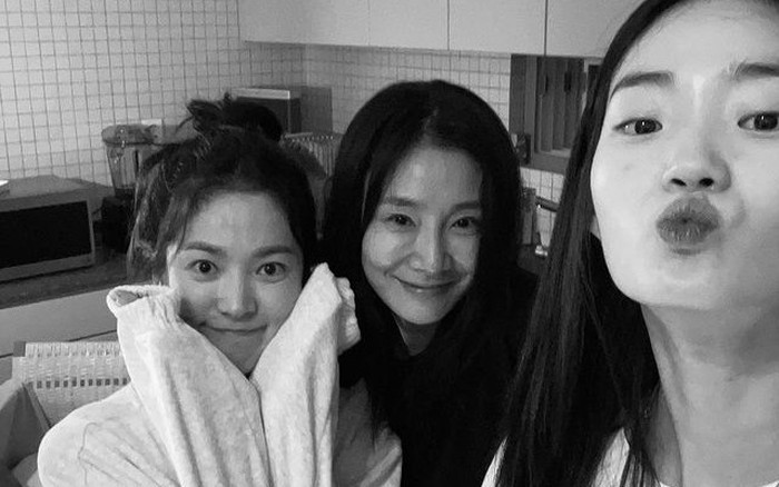 Song Hye Kyo gây bất ngờ với dung nhan thật khi hiện diện bên cạnh hội bạn thân - Ảnh 1 Song Hye Kyo gây bất ngờ với dung nhan thật khi hiện diện bên cạnh hội bạn thân - Ảnh 1