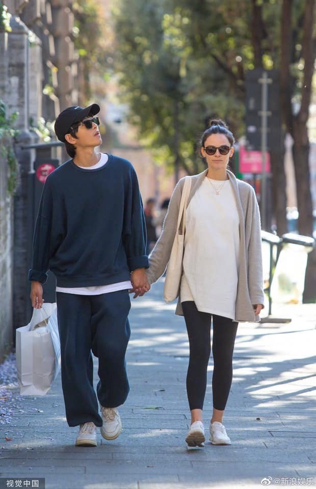 Song Joong Ki và vợ Tây đang chờ đợi con đầu lòng chào đời. Ảnh: Internet Song Joong Ki và vợ Tây đang chờ đợi con đầu lòng chào đời. Ảnh: Internet