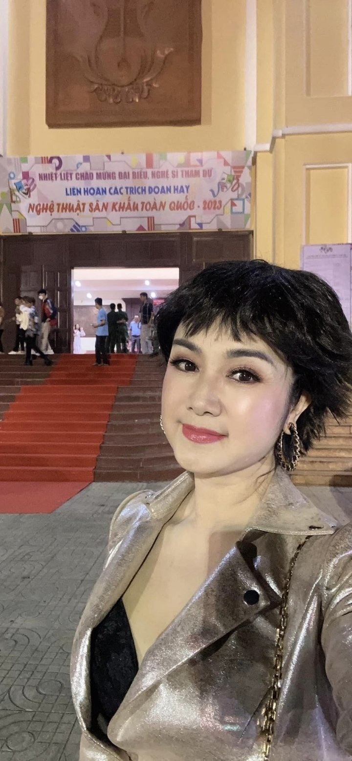 Mái tóc tém khiến NSND Thu Hà trông trẻ trung và thời thượng. Ảnh: FBNV Mái tóc tém khiến NSND Thu Hà trông trẻ trung và thời thượng. Ảnh: FBNV