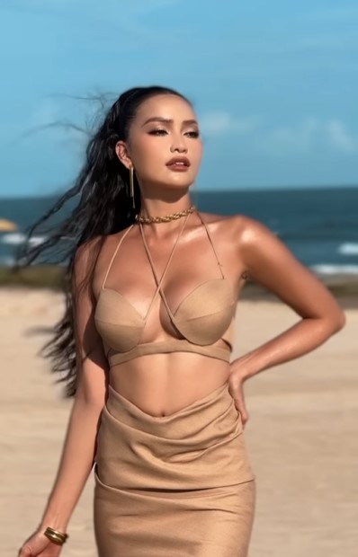 Hoa hậu Ngọc Châu 'hở bạo', khoe đường cong trong show của Đỗ Long - Ảnh 2 Hoa hậu Ngọc Châu 'hở bạo', khoe đường cong trong show của Đỗ Long - Ảnh 2
