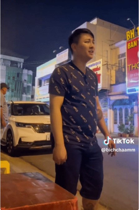 Hoài Lâm hiện diện giản dị trên đường phố. Ảnh: Chụp màn hình Hoài Lâm hiện diện giản dị trên đường phố. Ảnh: Chụp màn hình