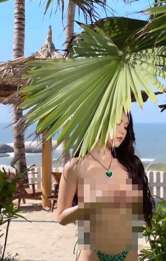 Màn khoe dáng táo bạo của Ngọc Trinh trước thiên nhiên. Ảnh: Chụp màn hình Màn khoe dáng táo bạo của Ngọc Trinh trước thiên nhiên. Ảnh: Chụp màn hình