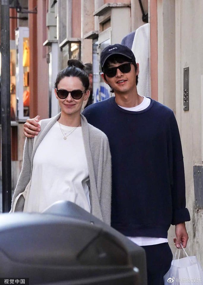 Lộ khoảnh khắc hạnh phúc của vợ chồng Song Joong Ki tại Cannes, tài tử yêu chiều vợ khiến ai nấy ghen tỵ 4 Lộ khoảnh khắc hạnh phúc của vợ chồng Song Joong Ki tại Cannes, tài tử yêu chiều vợ khiến ai nấy ghen tỵ 4