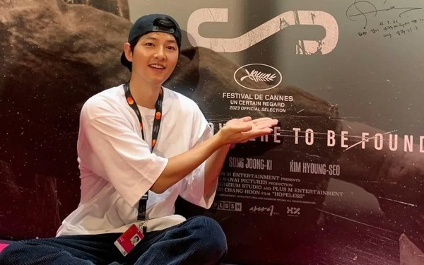 Lộ khoảnh khắc hạnh phúc của vợ chồng Song Joong Ki tại Cannes, tài tử yêu chiều vợ khiến ai nấy ghen tỵ 1 Lộ khoảnh khắc hạnh phúc của vợ chồng Song Joong Ki tại Cannes, tài tử yêu chiều vợ khiến ai nấy ghen tỵ 1
