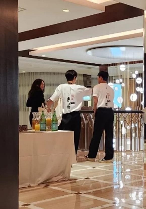 Lộ khoảnh khắc hạnh phúc của vợ chồng Song Joong Ki tại Cannes, tài tử yêu chiều vợ khiến ai nấy ghen tỵ 2 Lộ khoảnh khắc hạnh phúc của vợ chồng Song Joong Ki tại Cannes, tài tử yêu chiều vợ khiến ai nấy ghen tỵ 2