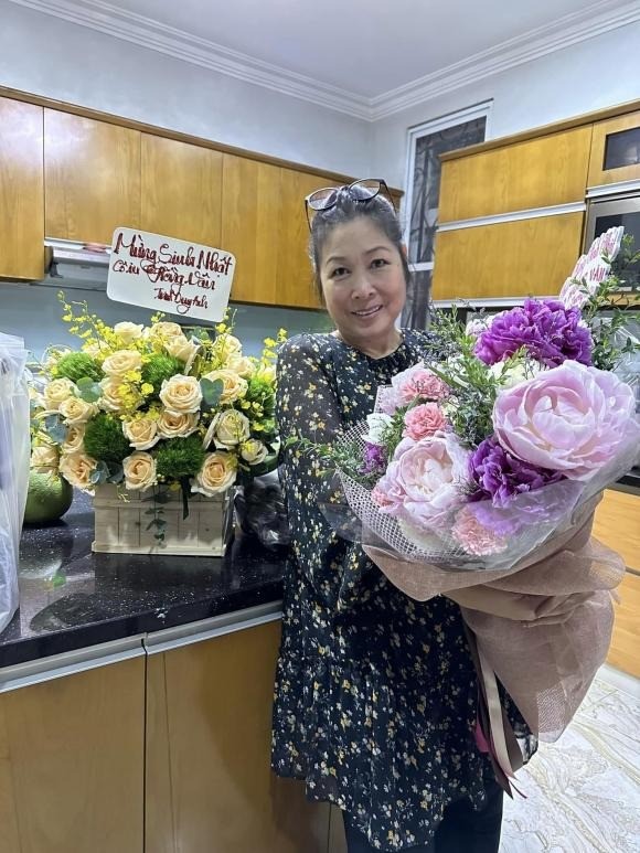 Sao Việt 28/5: Thanh Bùi diện mạo xuống dốc sau thời gian ở ẩn, NSND Hồng Vân gây bất ngờ hậu giảm cân - Ảnh 3 Sao Việt 28/5: Thanh Bùi diện mạo xuống dốc sau thời gian ở ẩn, NSND Hồng Vân gây bất ngờ hậu giảm cân - Ảnh 3