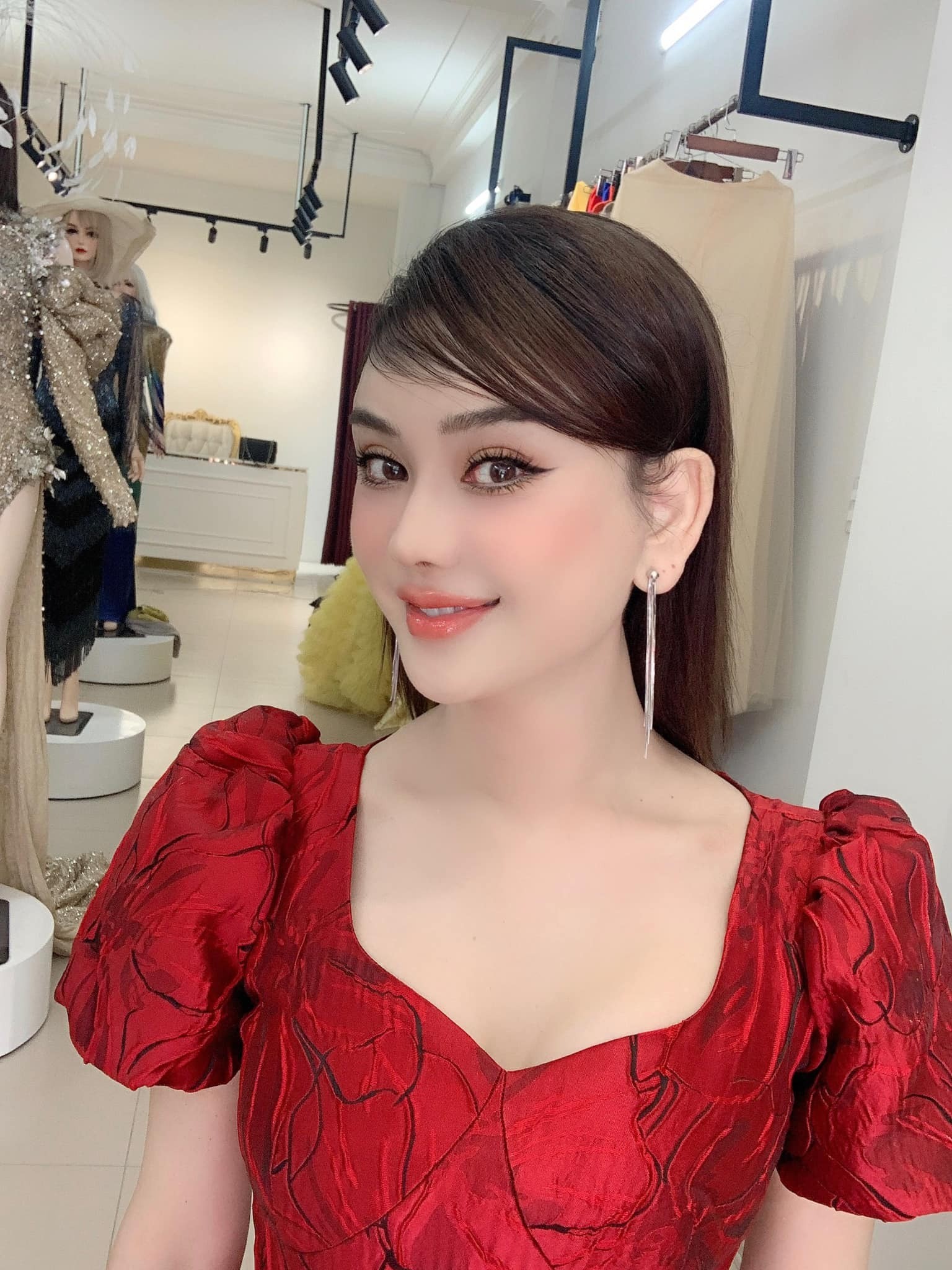 Diện mạo của Lâm Khánh Chi có phần khác lạ. Ảnh: FBNV