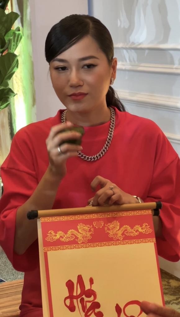 Sao Việt 29/5: Việt Hương gây bất ngờ với nhan sắc 25 năm trước, Ngọc Trinh lại khoe dáng cực 'bạo' đọ nắng hè - Ảnh 4