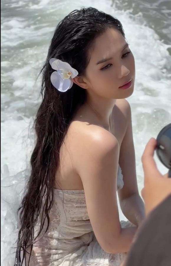 Sao Việt 29/5: Việt Hương gây bất ngờ với nhan sắc 25 năm trước, Ngọc Trinh lại khoe dáng cực 'bạo' đọ nắng hè - Ảnh 3