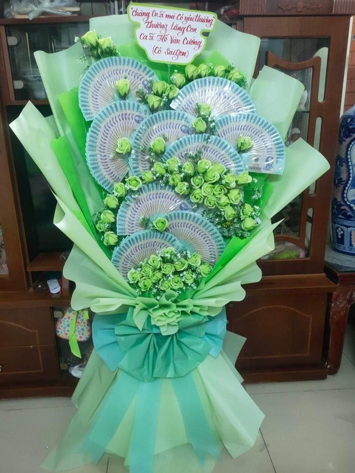 Bó hoa tiền Hồ Văn Cường nhận được từ người hâm mộ giấu tên. Ảnh: FB Bó hoa tiền Hồ Văn Cường nhận được từ người hâm mộ giấu tên. Ảnh: FB