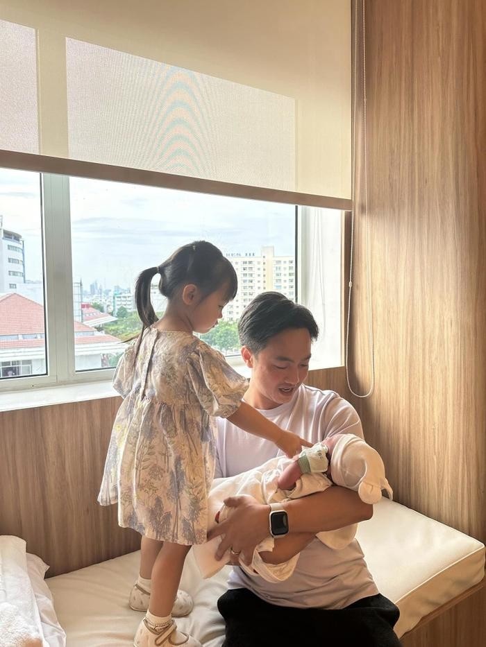 Suchin liên tục thể hiện tình cảm với em út. Ảnh: FBNV Suchin liên tục thể hiện tình cảm với em út. Ảnh: FBNV