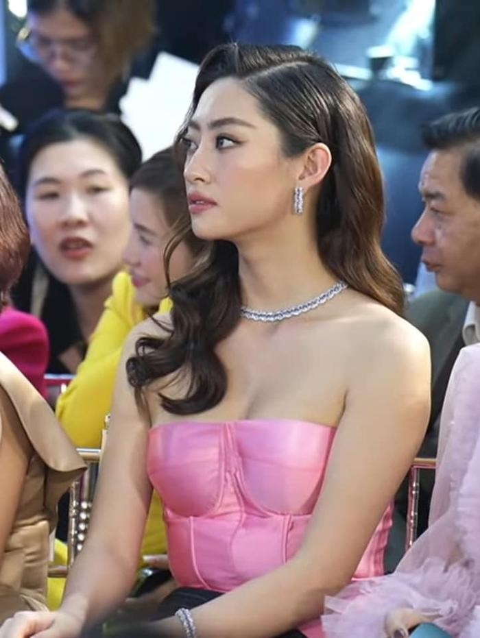 Hoa hậu Lương Thùy Linh tiếp tục gây xôn xao với loạt hình tiết lộ sự thật nhan sắc - Ảnh 1 Hoa hậu Lương Thùy Linh tiếp tục gây xôn xao với loạt hình tiết lộ sự thật nhan sắc - Ảnh 1