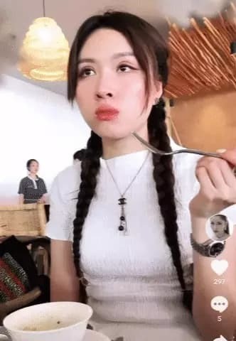 Sao Việt 5/6: Hoài Lâm được khen ngợi dù diện mạo lên cân, Việt Anh và Quỳnh Nga công khai thể hiện tình cảm - Ảnh 4 Sao Việt 5/6: Hoài Lâm được khen ngợi dù diện mạo lên cân, Việt Anh và Quỳnh Nga công khai thể hiện tình cảm - Ảnh 4
