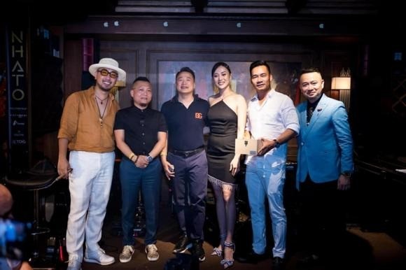 Shark Bình và Phương Oanh sánh bước bên nhau tại bữa tiệc. Ảnh: Internet Shark Bình và Phương Oanh sánh bước bên nhau tại bữa tiệc. Ảnh: Internet