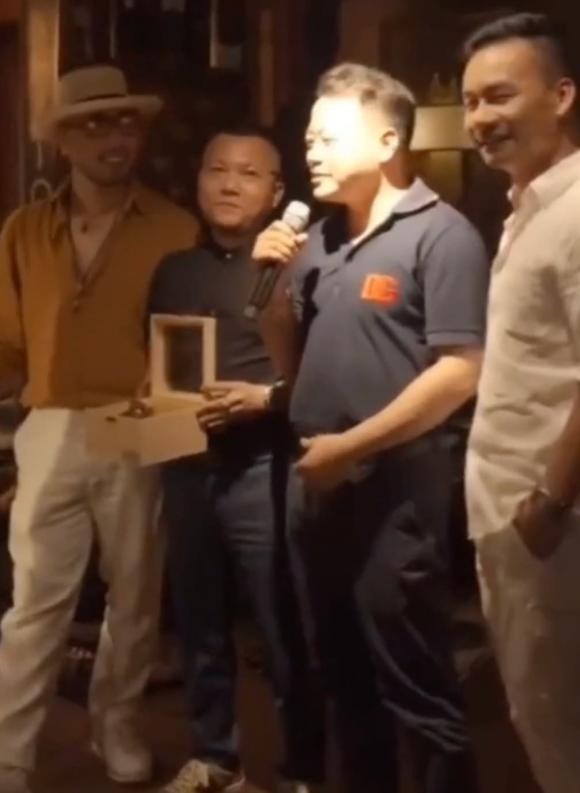 Shark Bình gọi Phương Oanh là 'ý trung nhân'. Ảnh: chụp màn hình Shark Bình gọi Phương Oanh là 'ý trung nhân'. Ảnh: chụp màn hình