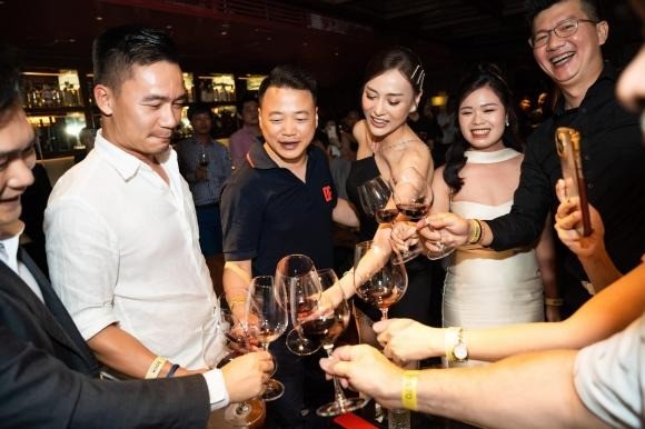 Shark Bình không ngại bày tỏ tình cảm với Phương Oanh chốn đông người - Ảnh 1 Shark Bình không ngại bày tỏ tình cảm với Phương Oanh chốn đông người - Ảnh 1