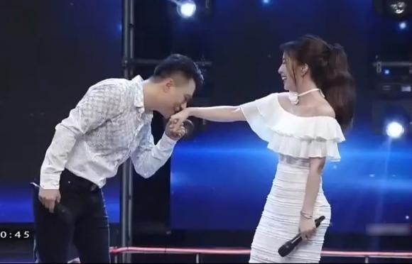 Sao Việt 5/6: Hoài Lâm được khen ngợi dù diện mạo lên cân, Việt Anh và Quỳnh Nga công khai thể hiện tình cảm - Ảnh 3 Sao Việt 5/6: Hoài Lâm được khen ngợi dù diện mạo lên cân, Việt Anh và Quỳnh Nga công khai thể hiện tình cảm - Ảnh 3