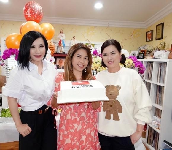 Ca sĩ Phương Loan đến sinh nhật ca sĩ Cam Thơ. Ảnh: FBNV Ca sĩ Phương Loan đến sinh nhật ca sĩ Cam Thơ. Ảnh: FBNV