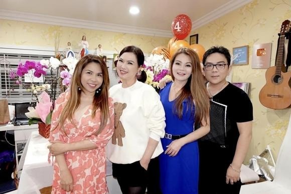 Gần 3 năm Chí Tài qua đời, ca sĩ Phương Loan lộ diện với ngoại hình đầy bất ngờ - Ảnh 1 Gần 3 năm Chí Tài qua đời, ca sĩ Phương Loan lộ diện với ngoại hình đầy bất ngờ - Ảnh 1