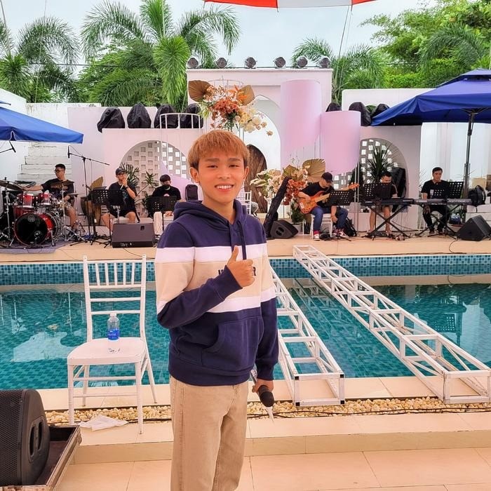 Hồ Văn Cường lộ giọng hát thật thông qua ống kính người hâm mộ - Ảnh 1 Hồ Văn Cường lộ giọng hát thật thông qua ống kính người hâm mộ - Ảnh 1