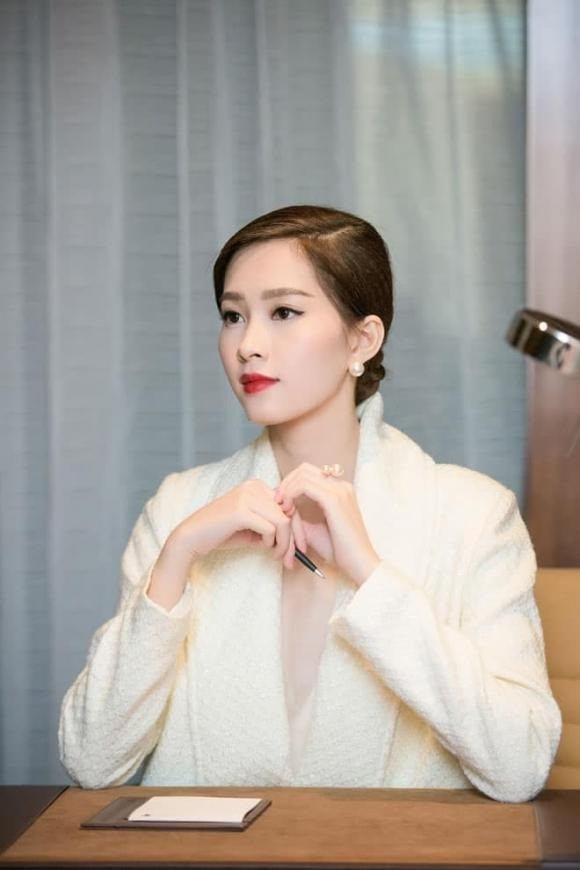 Hoa hậu Đặng Thu Thảo khui hình quá khứ, thần thái đúng chất phu nhân hào môn - Ảnh 2 Hoa hậu Đặng Thu Thảo khui hình quá khứ, thần thái đúng chất phu nhân hào môn - Ảnh 2