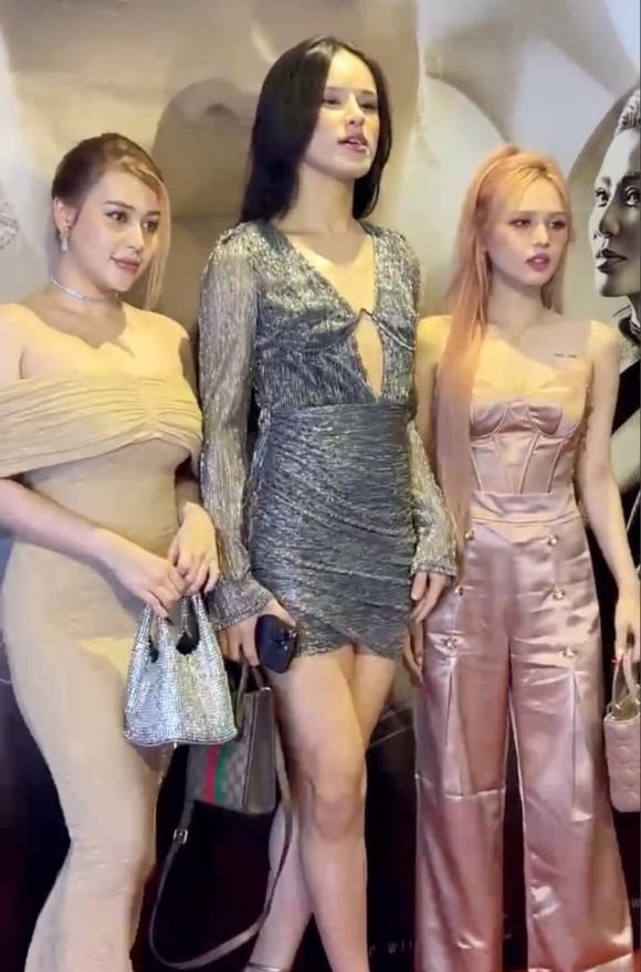 Xoài Non khoe nhan sắc rạng ngời dù 'lép vế' chiều cao khi đứng cạnh Trần Đức Bo - Ảnh 1 Xoài Non khoe nhan sắc rạng ngời dù 'lép vế' chiều cao khi đứng cạnh Trần Đức Bo - Ảnh 1