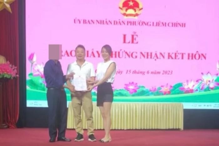 Phương Oanh và shark Bình làm lễ đăng ký kết hôn. Ảnh: Internet Phương Oanh và shark Bình làm lễ đăng ký kết hôn. Ảnh: Internet