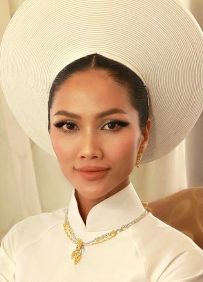 H'Hen Niê dịu dàng với tạo hình cô dâu truyền thống. Ảnh: FBNV H'Hen Niê dịu dàng với tạo hình cô dâu truyền thống. Ảnh: FBNV