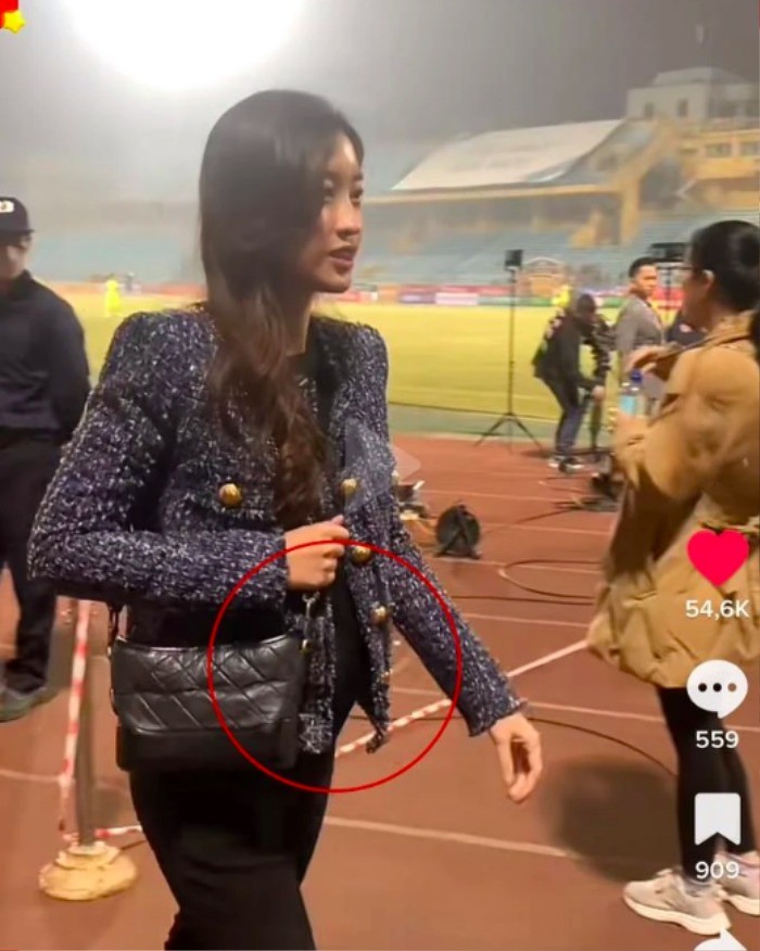 Dự bữa tiệc có cả Phương Oanh và shark Bình, Đỗ Mỹ Linh lộ rõ bụng bầu 'vượt mặt' - Ảnh 2 Dự bữa tiệc có cả Phương Oanh và shark Bình, Đỗ Mỹ Linh lộ rõ bụng bầu 'vượt mặt' - Ảnh 2