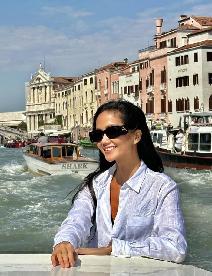 H'Hen Niê có chuyến đi đến châu Âu mới đây. Ảnh: FBNV H'Hen Niê có chuyến đi đến châu Âu mới đây. Ảnh: FBNV
