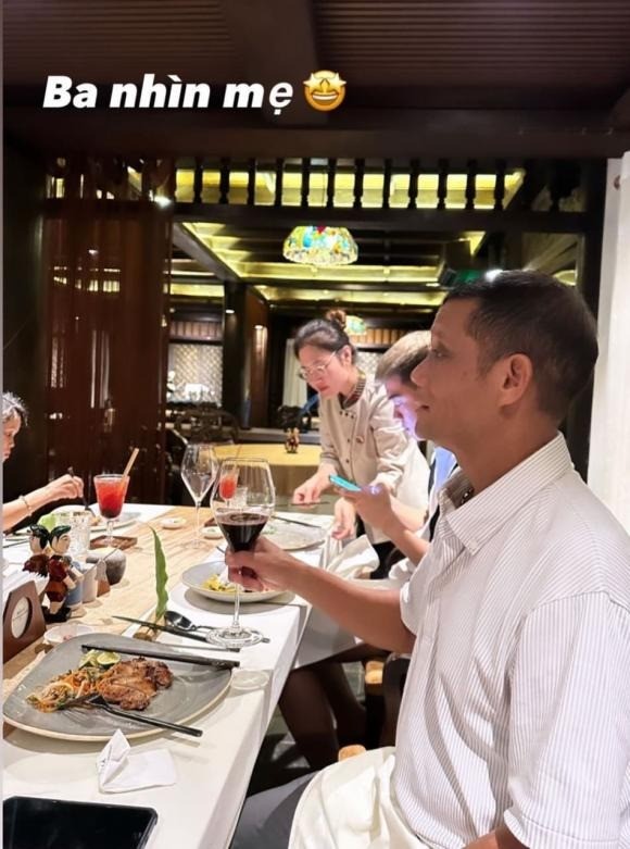 H'Hen Niê hạnh phúc bên gia đình. Ảnh: Internet H'Hen Niê hạnh phúc bên gia đình. Ảnh: Internet