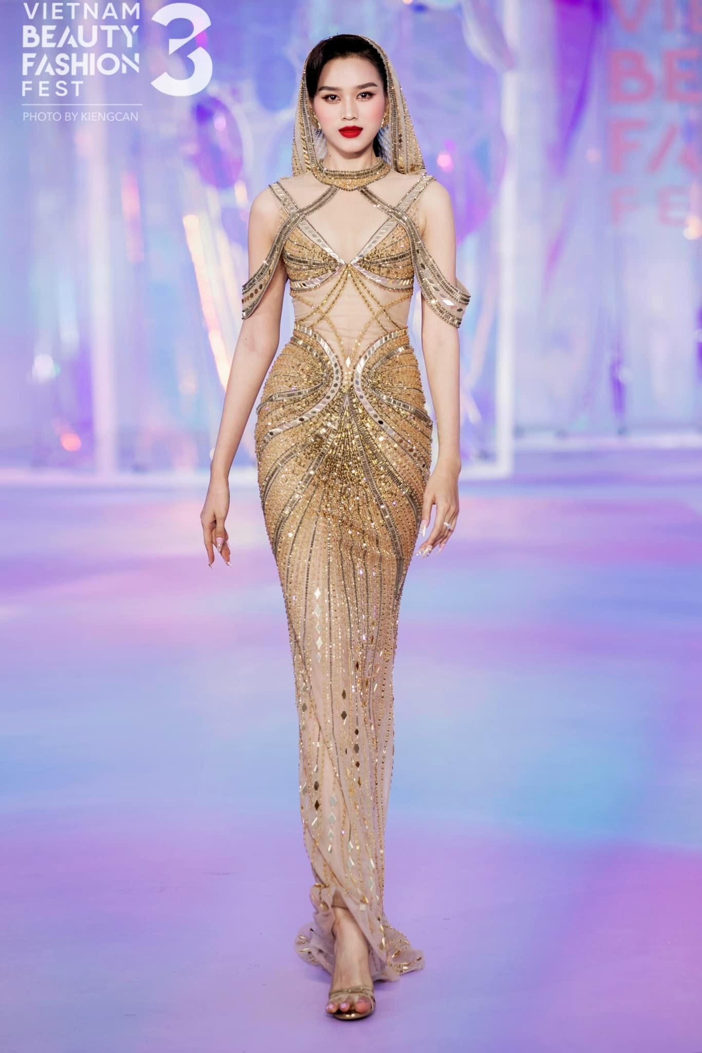 Việc Đỗ Thị Hà thường xuyên đi giày cao gót và sải bước trên sàn catwalk có thể phát sinh những vấn đề về lưng và cột sống. Ảnh: FBNV Việc Đỗ Thị Hà thường xuyên đi giày cao gót và sải bước trên sàn catwalk có thể phát sinh những vấn đề về lưng và cột sống. Ảnh: FBNV