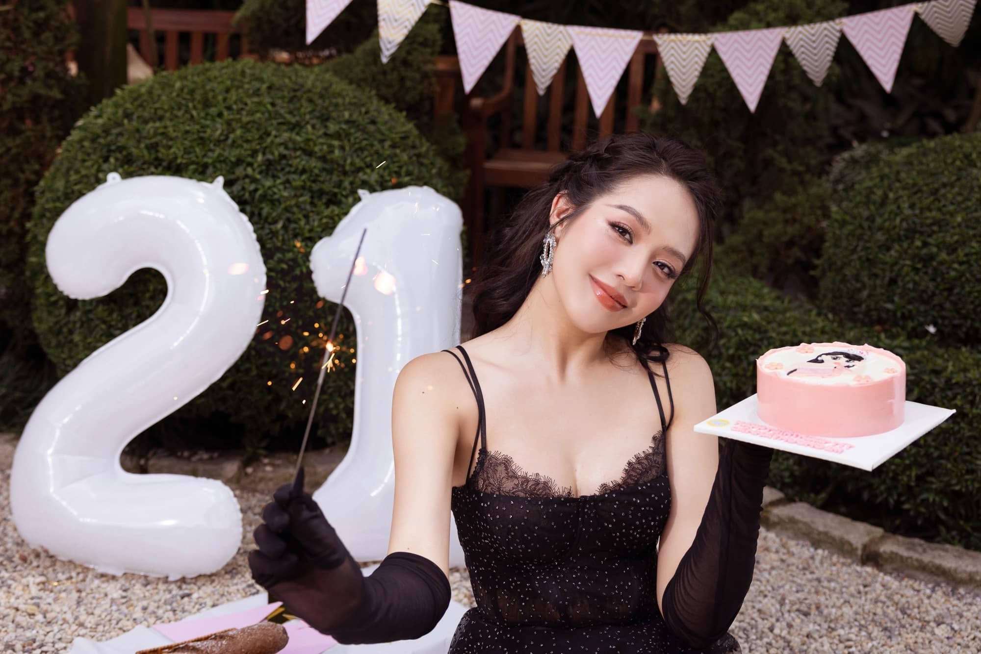 Hoa hậu Thanh Thủy khiến fan sục sôi khi đăng tải loạt hình ôm ấp trai giấu mặt - Ảnh 2