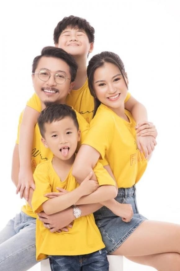 Gia đình hạnh phúc của Lâm Vỹ Dạ. Ảnh: FBNV Gia đình hạnh phúc của Lâm Vỹ Dạ. Ảnh: FBNV