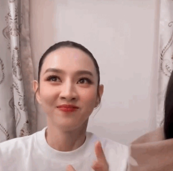 Thùy Tiên livestream thừa nhận sai lầm của mình. Ảnh: Chụp màn hình