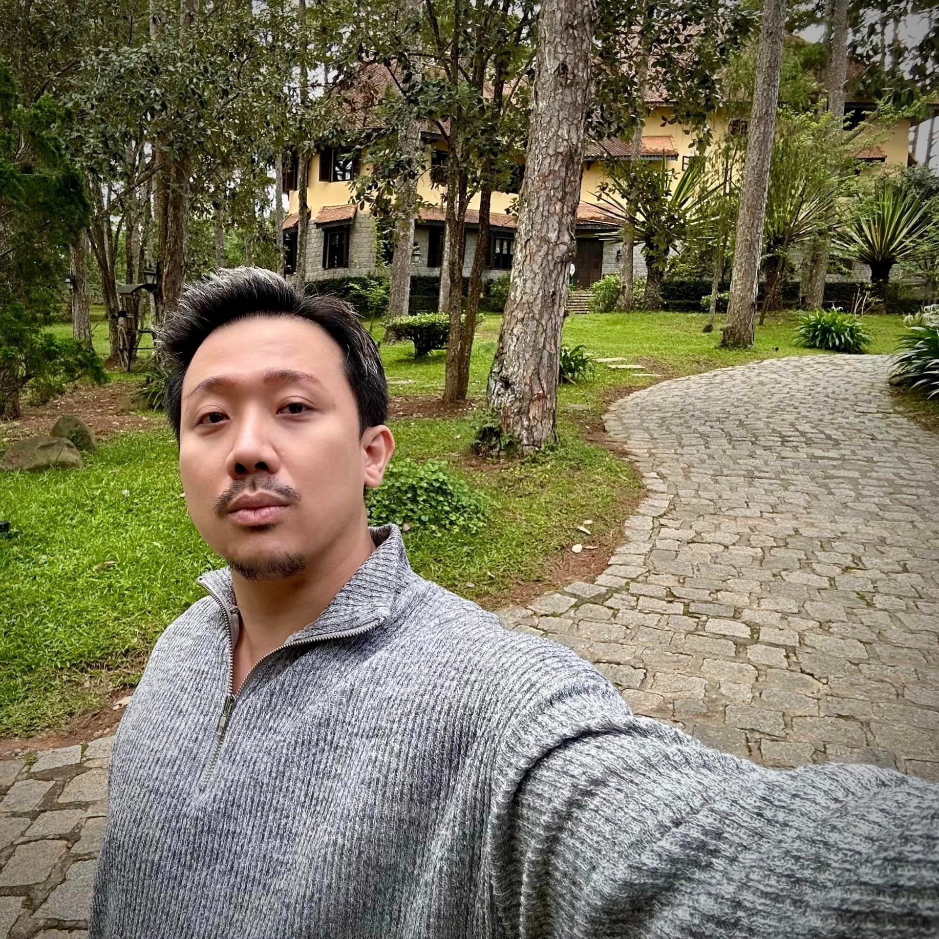 Trấn Thành bị chê bai già nua khi đứng cạnh đàn anh hơn cả chục tuổi - Ảnh 2