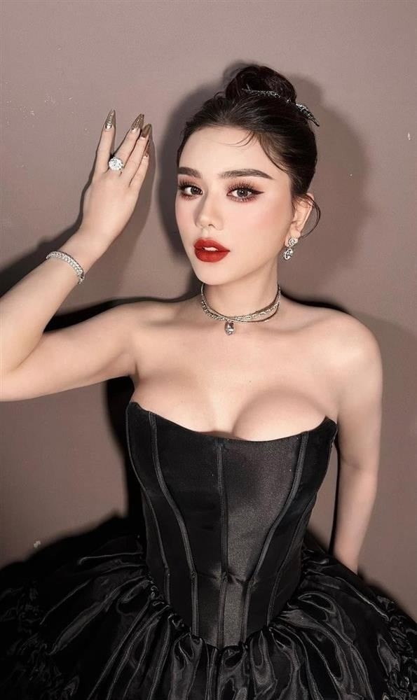 Sao Việt 4/7: Bùi Lan Hương mặn nồng với Nguyễn Quang Dũng, Á hậu Trịnh Kim Chi khoe sắc vóc nuột nà tuổi 51 - Ảnh 4 Sao Việt 4/7: Bùi Lan Hương mặn nồng với Nguyễn Quang Dũng, Á hậu Trịnh Kim Chi khoe sắc vóc nuột nà tuổi 51 - Ảnh 4