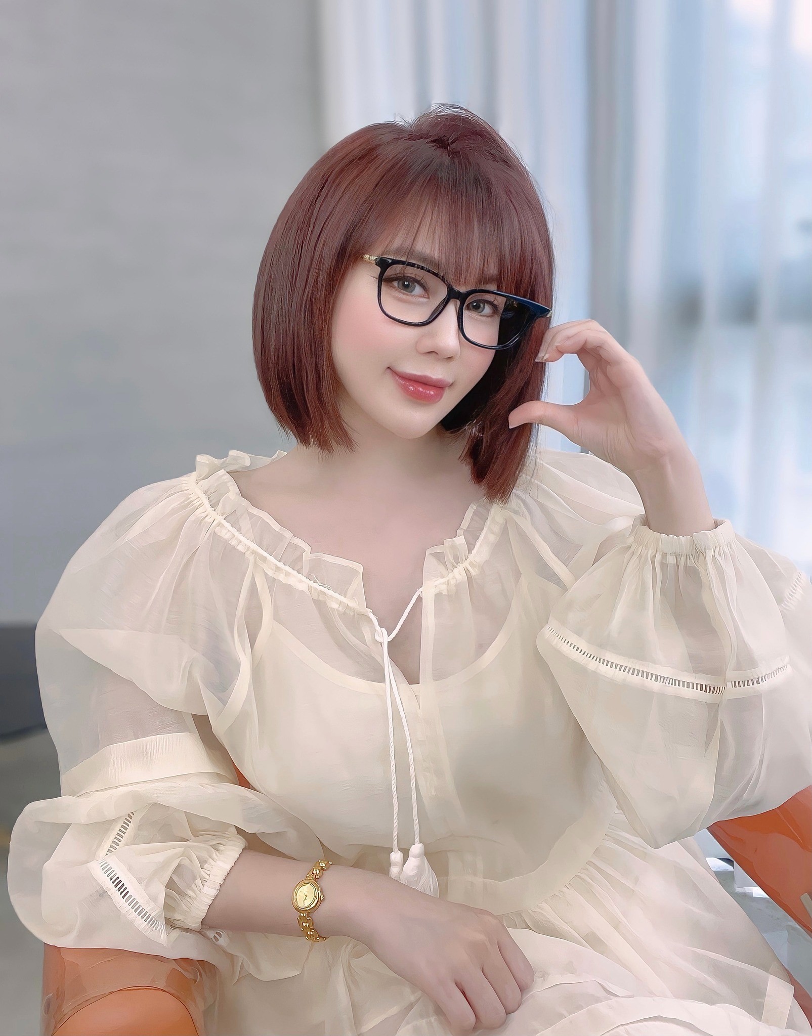 Mái tóc ngắn giúp Âu Hà My trở nên trẻ trung hơn. Ảnh: FBNV Mái tóc ngắn giúp Âu Hà My trở nên trẻ trung hơn. Ảnh: FBNV
