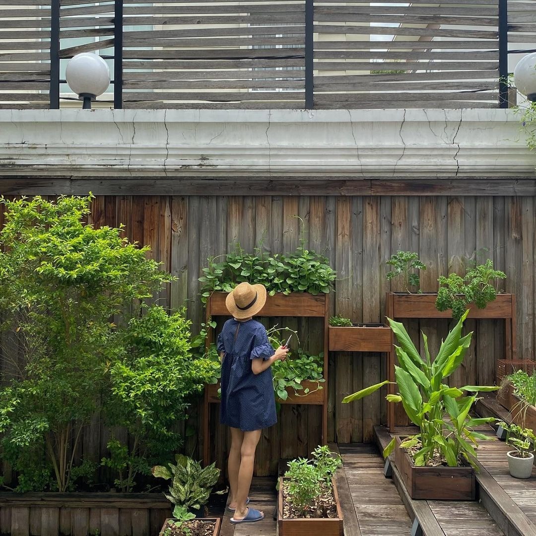 Tăng Thanh Hà có sở thích làm vườn. Ảnh: IG