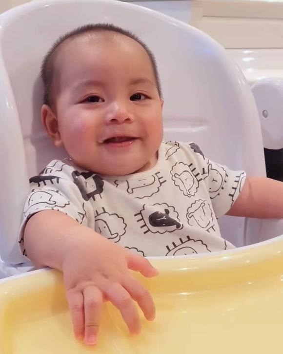 Con trai Mạnh Trường chưa đầy 1 tuổi đã sở hữu tố chất 'con nhà nòi' khiến nam diễn viên cũng phải bất ngờ - Ảnh 3 Con trai Mạnh Trường chưa đầy 1 tuổi đã sở hữu tố chất 'con nhà nòi' khiến nam diễn viên cũng phải bất ngờ - Ảnh 3