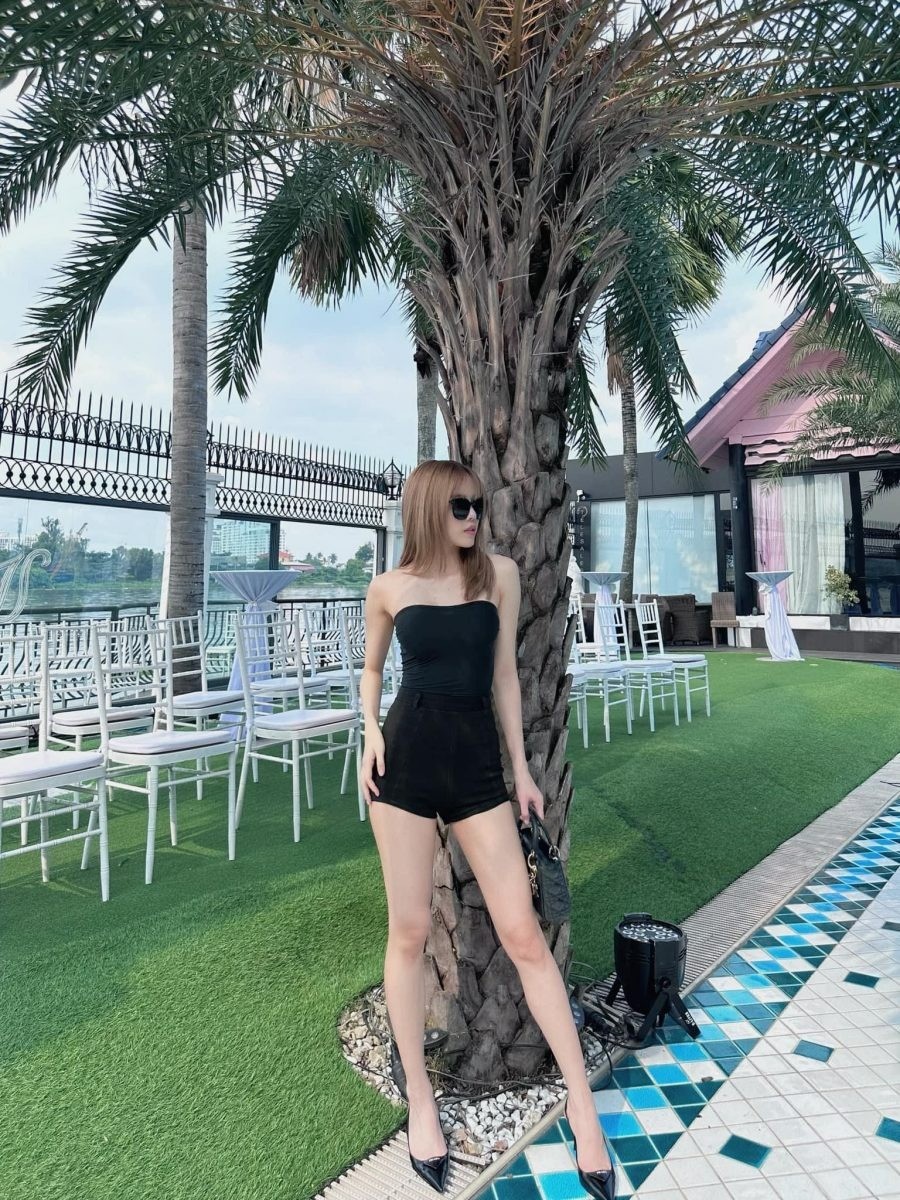 Thiều Bảo Trâm đi chân trần, khoe dáng nức nở ngay trên sân khấu âm nhạc - Ảnh 3