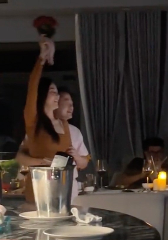 Phương Oanh đã được shark Bình cầu hôn. Ảnh: chụp màn hình